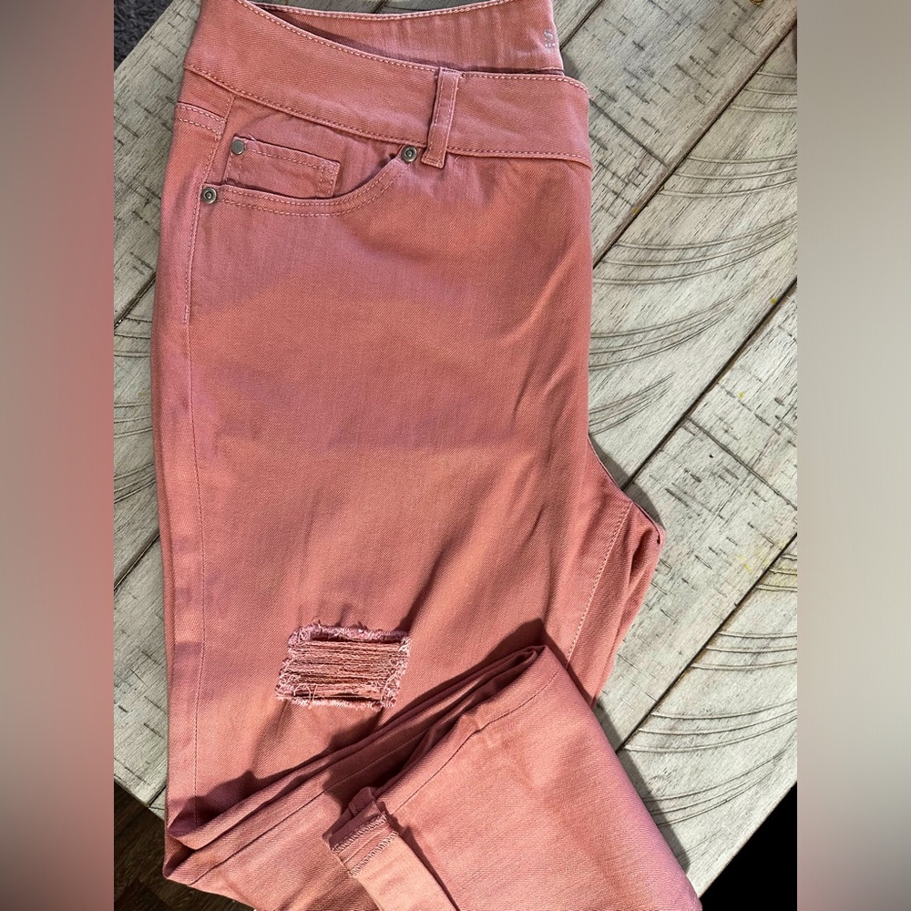 NEW YORK & COMPANY SOHO PINK CROPPED BOYFRIEND JEANS